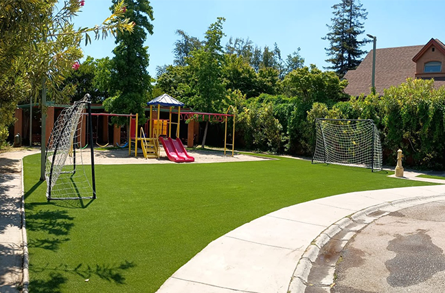 Áreas comunes con pasto sintético siempre verde